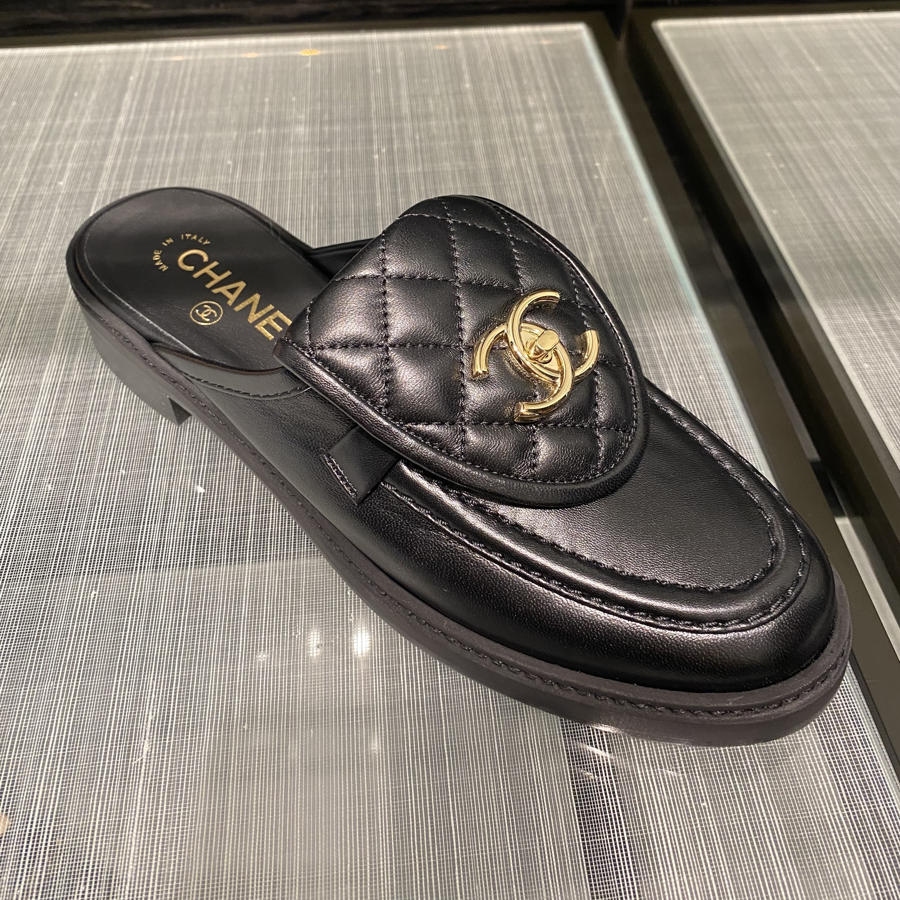 大人気シリーズ♪ CHANEL ターンロック ミュール ブラック (CHANEL