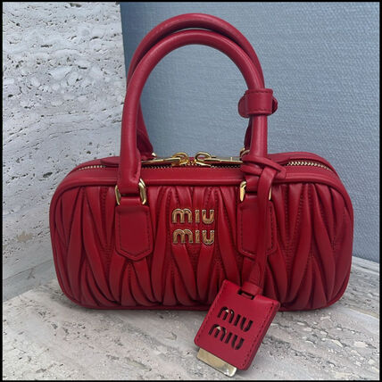 レッド（赤）系 MiuMiu(ミュウミュウ) ハンドバッグ(レディース