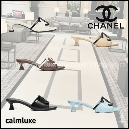 ホワイト（白）系 CHANEL(シャネル) サンダル・ミュール(レディース