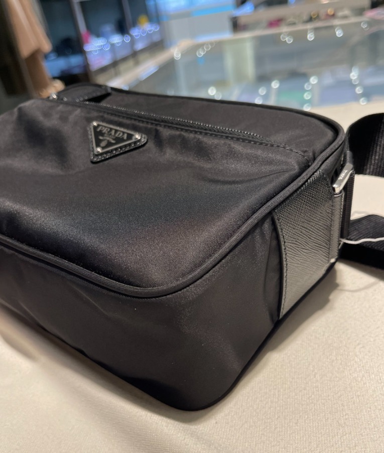 ☆関税込☆PRADA☆三角ロゴ ポケット カメラバッグ☆ (PRADA