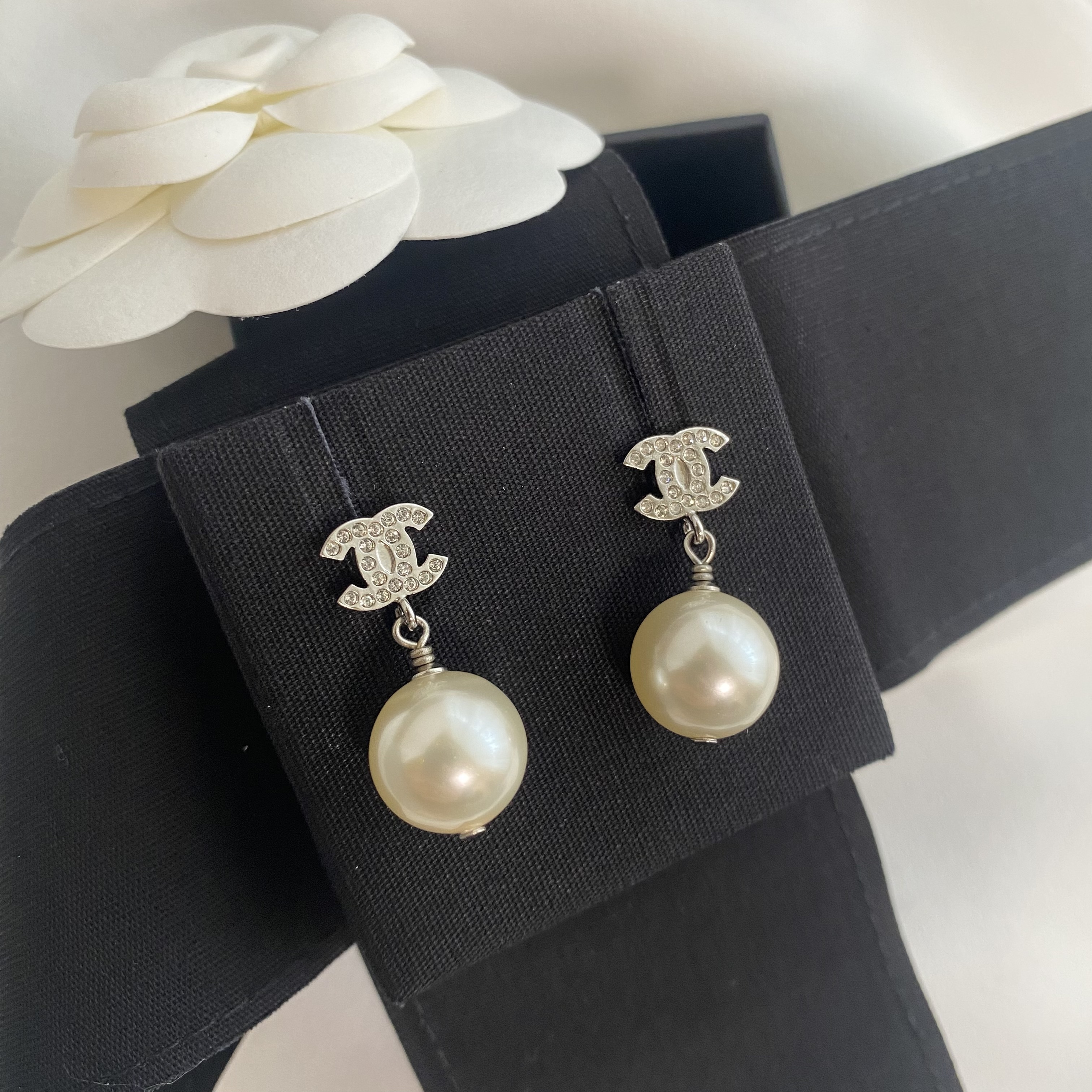 即完売【CHANEL】大人気 パールCCロゴピアス プレゼントにも (CHANEL