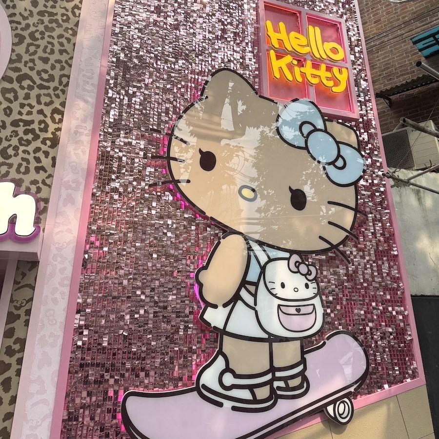 色が変わるタンブラーなど】中国限定コラボ！日焼けキティ「Hello