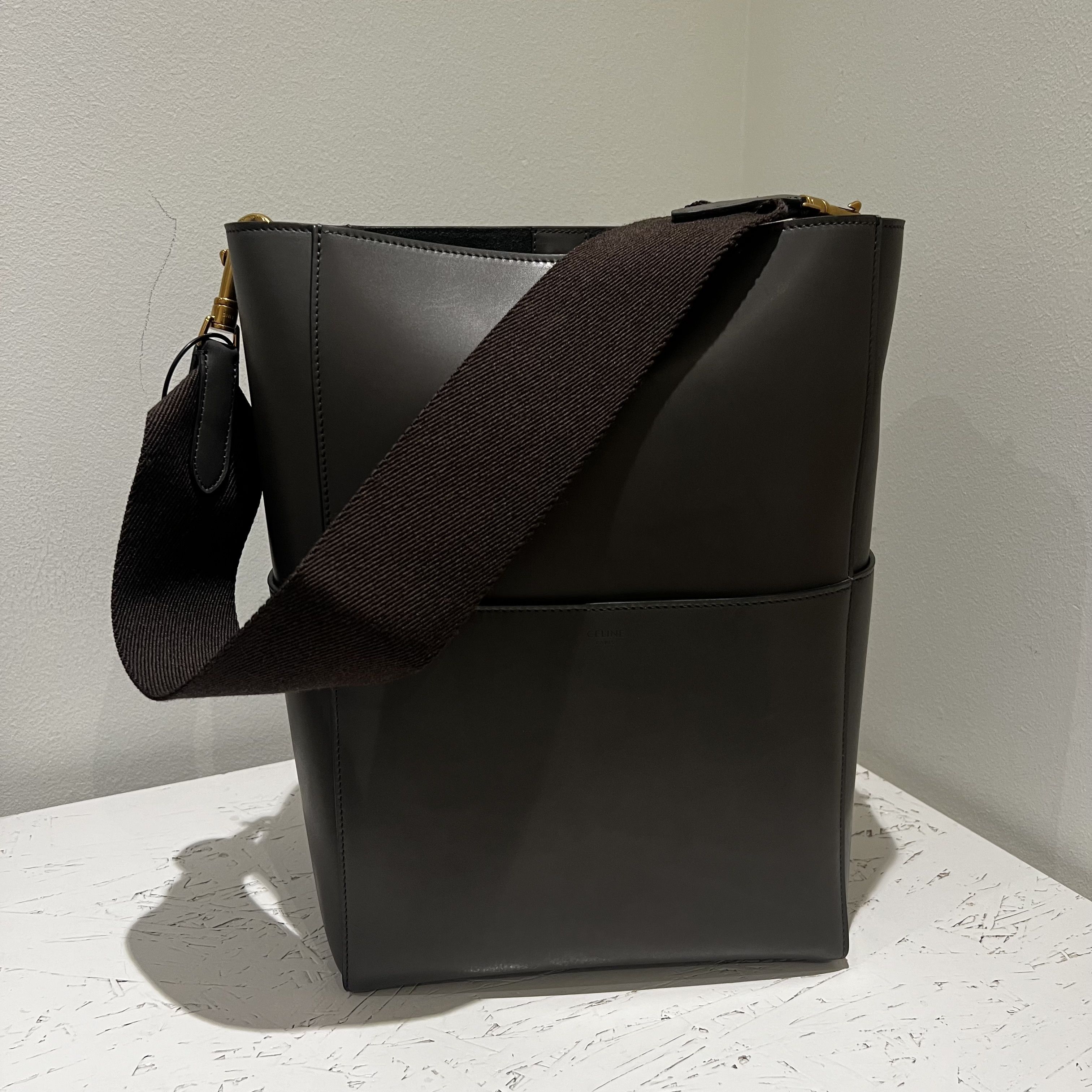 CELINE(セリーヌ)の人気バッグ「Sangle(サングル)」を徹底レビュー