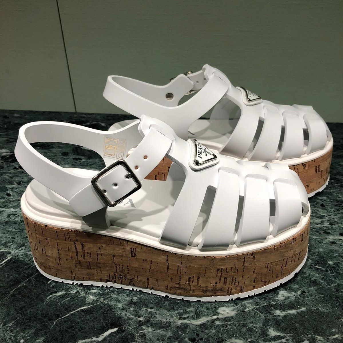 PRADA(プラダ) 大人気のアイコンシューズ「ラバーサンダル」にウェッジ