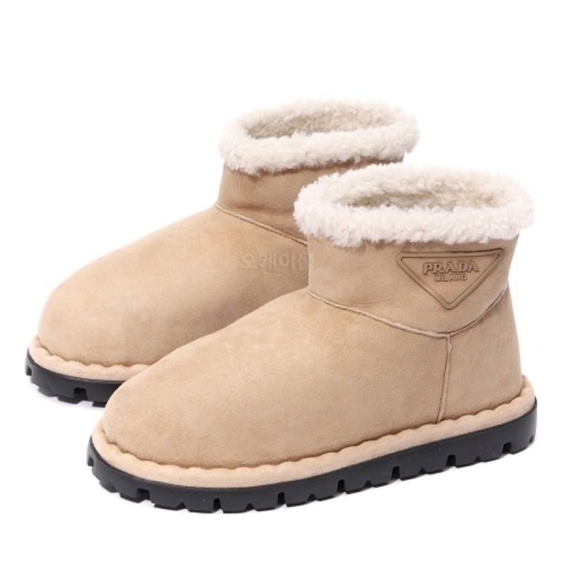 国内公式サイト未展開】『PRADA(プラダ)』のムートンブーツ【BUYMA】