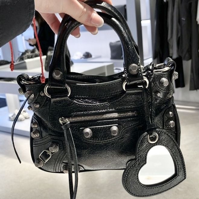 BALENCIAGA(バレンシアガ)の人気バッグ『LE CAGOLE(ル カゴール)』が10