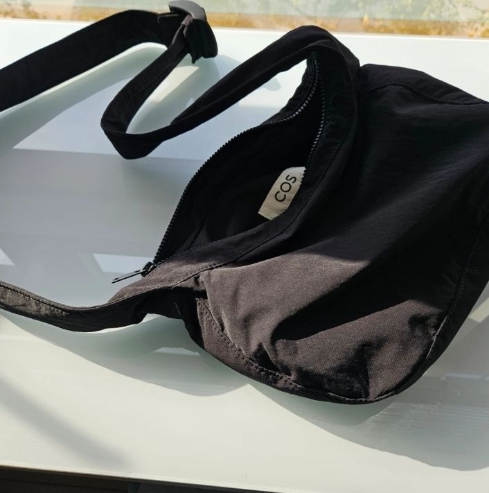 コス】COS CROSSBODY SADDLE BAG ナイロン クロスボディバック (COS