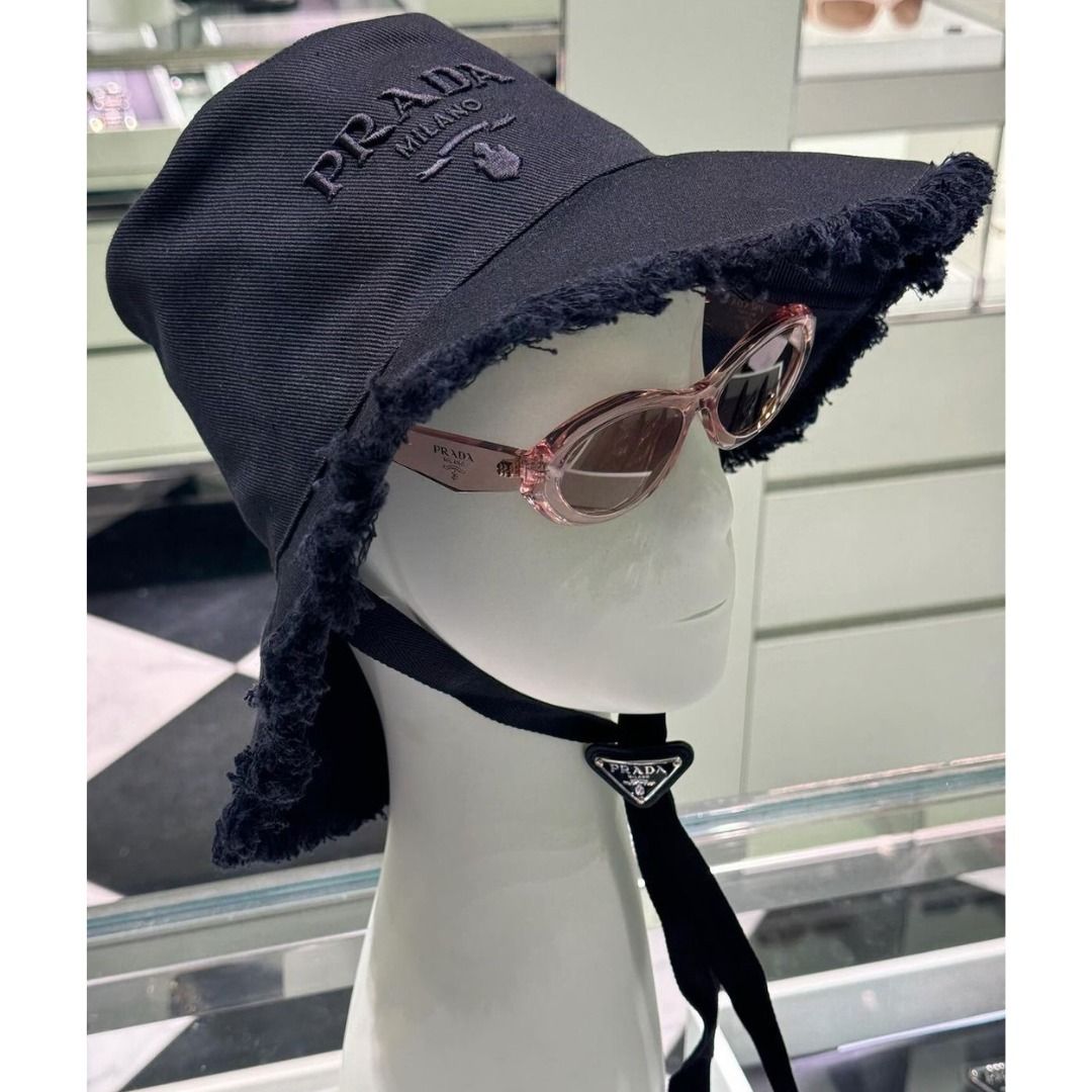 話題 PRADA◇ドリル つば広 フリンジ バケハ ストラップ付 ロゴ (PRADA