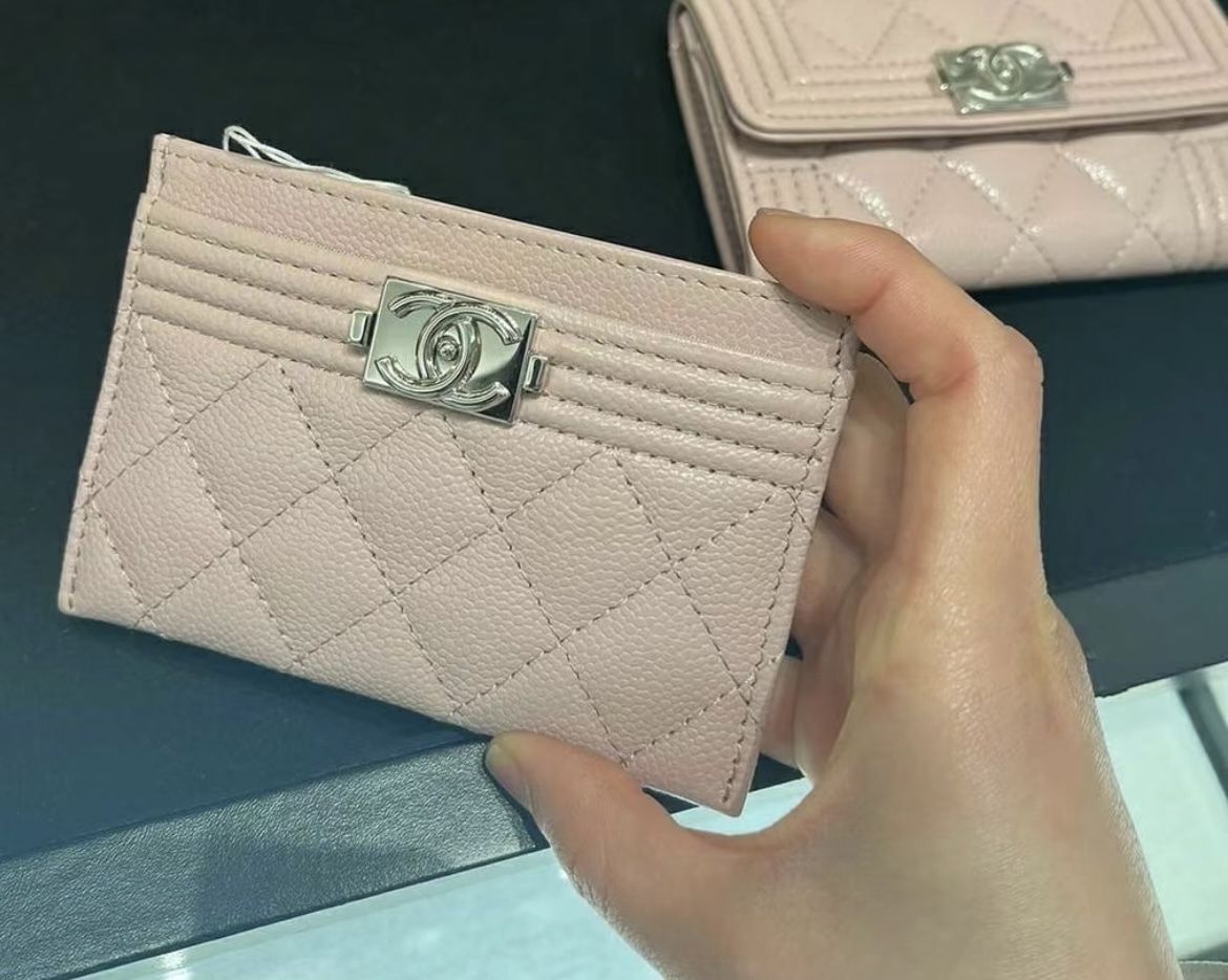 肌馴染みの良いベージュピンクが◎ CHANEL ボーイ カードケース