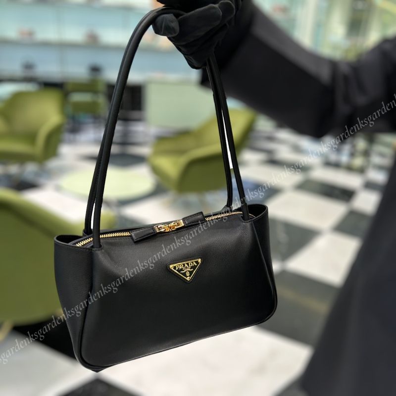 すぐ届く！PRADA ミディアム レザー ハンドバッグ (PRADA/ハンドバッグ