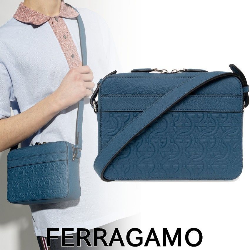 FERRAGAMO ガンチーニ エンボス メッセンジャーバッグ ブルー