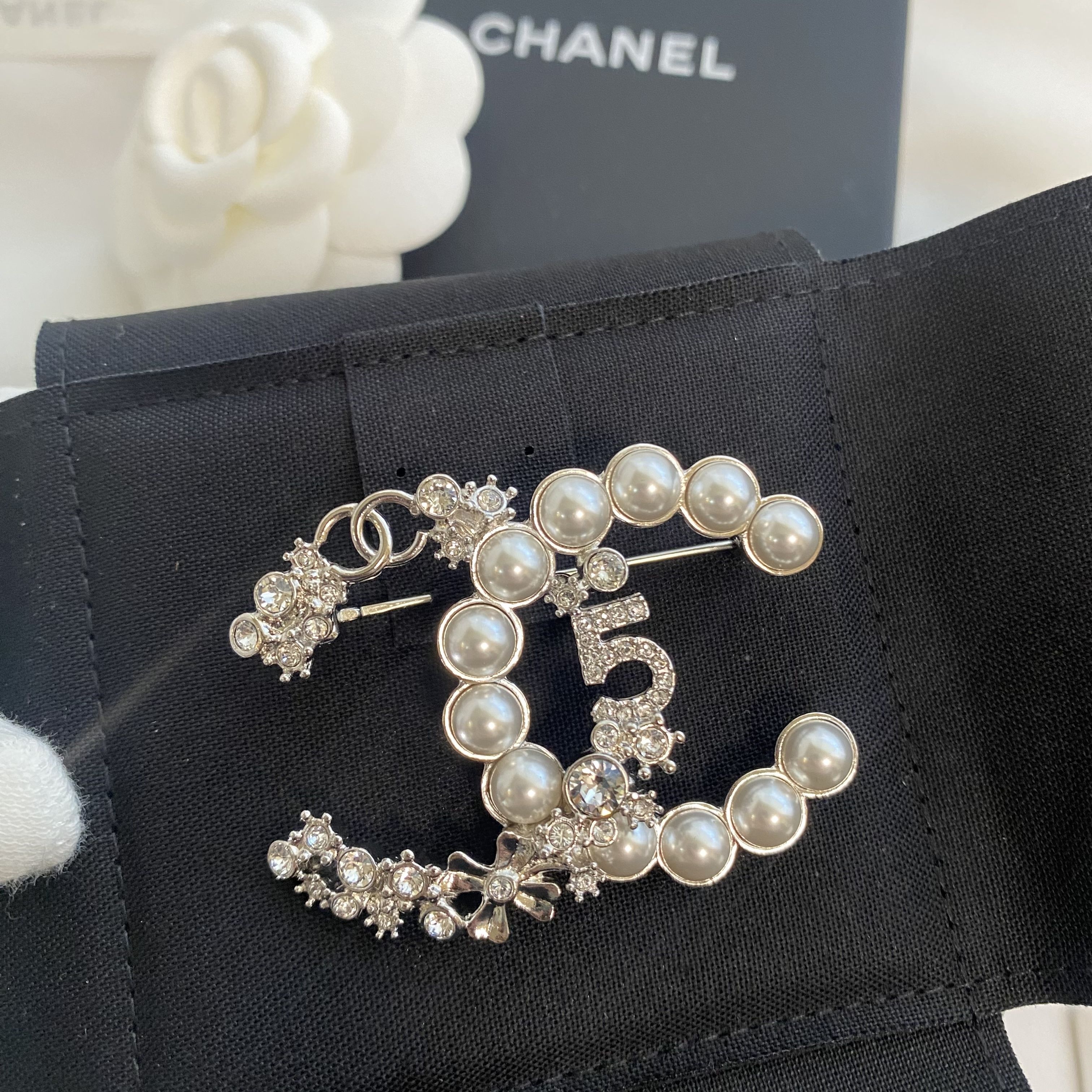 大人気【CHANEL】希少 シャネルブローチ ギフトにも (CHANEL/ブローチ