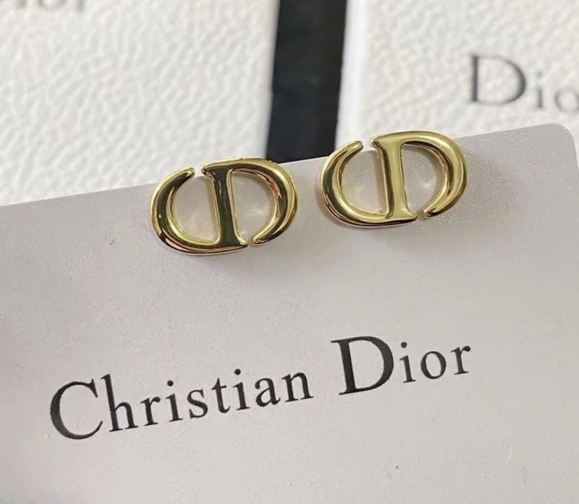 シーンを選ばない万能デザイン Dior CD Navy スタッドピアス (Dior