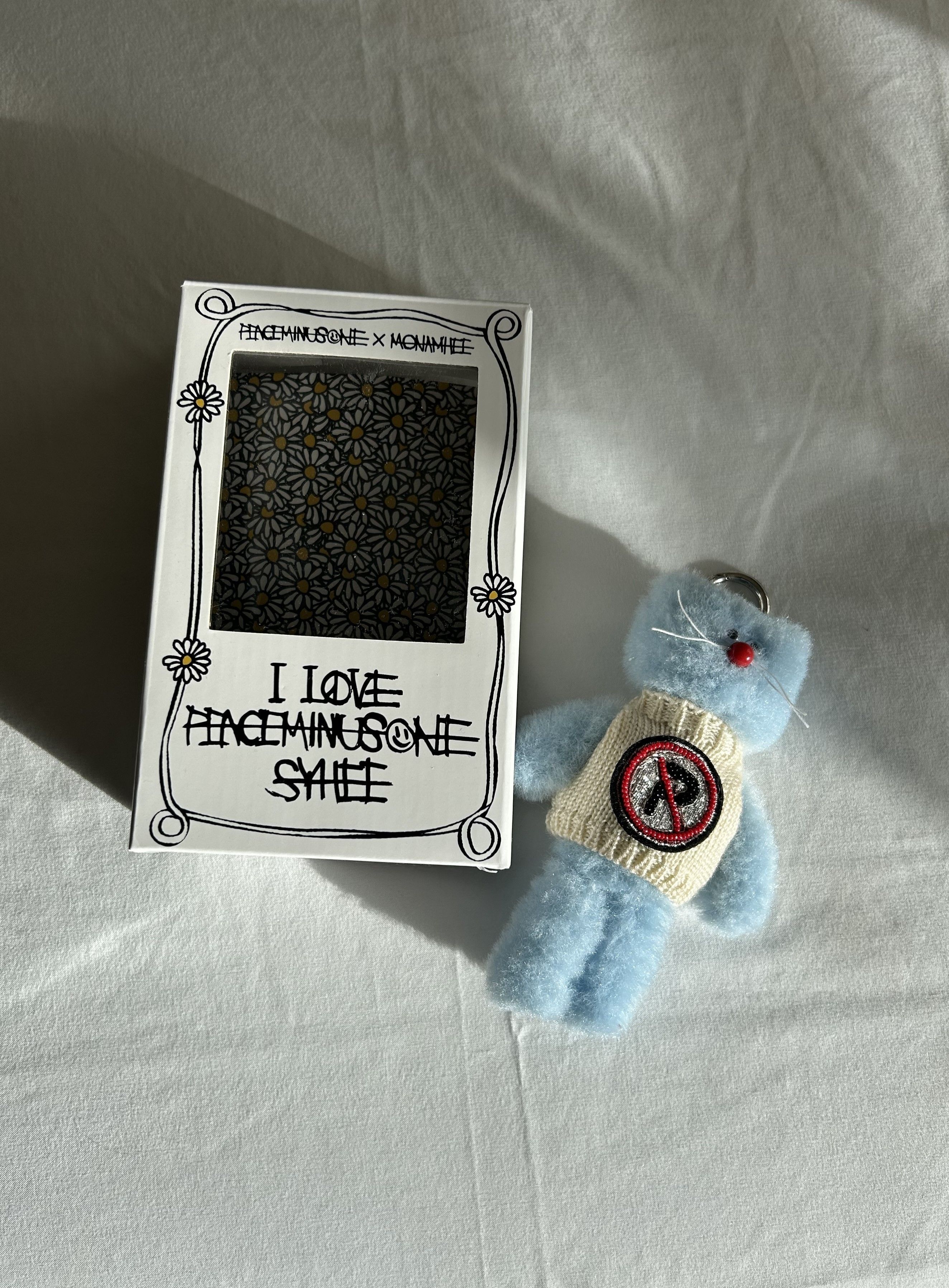 Monamhee x Peaceminusone】 Syhee Plush Keyring Sky Blue