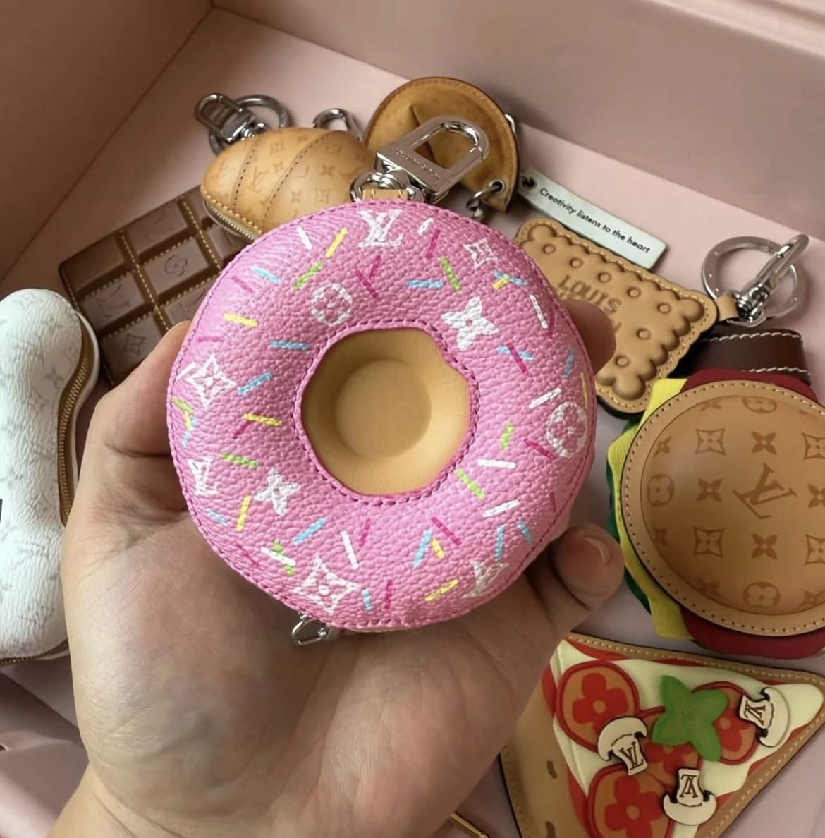 本物と間違える程リアルLouis Vuitton LVドーナツバッグチャーム