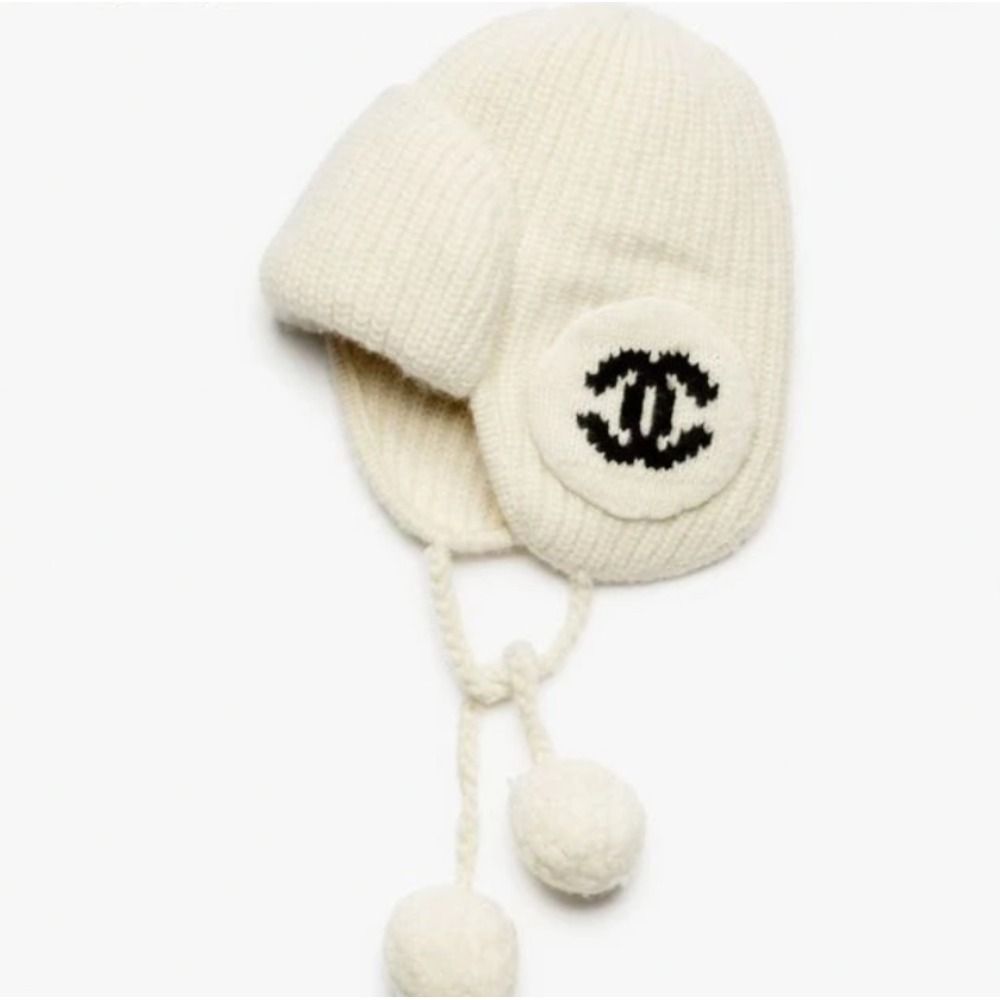 可愛いボンボンが目を惹く♪】シャネル ニット帽 (CHANEL/ニット