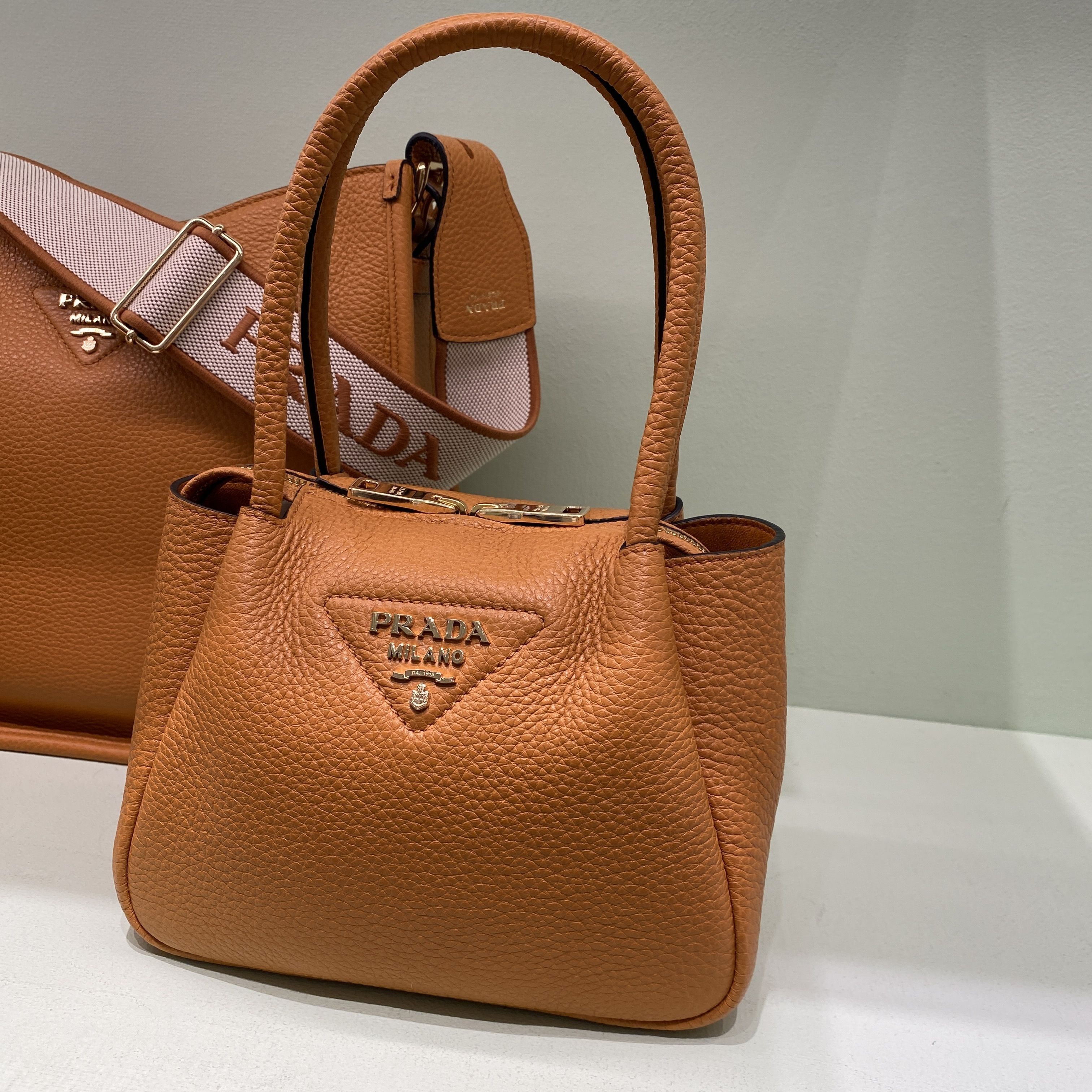 PRADA☆フルーヴィッテロダイノソフトレザーミニハンドバッグ (PRADA