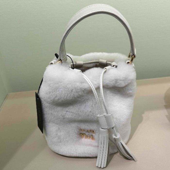 国内即発 MIUMIU ファーバケットふわもこ 壮絶キュート 冬バッグ