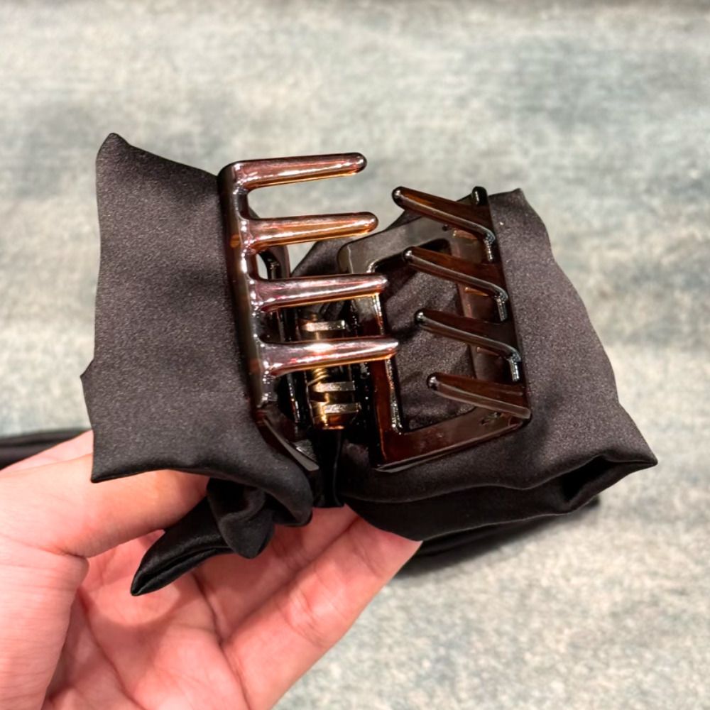 髪に飾る至高のリボン》【FENDI】シルク・ボウ ヘアクリップ (FENDI