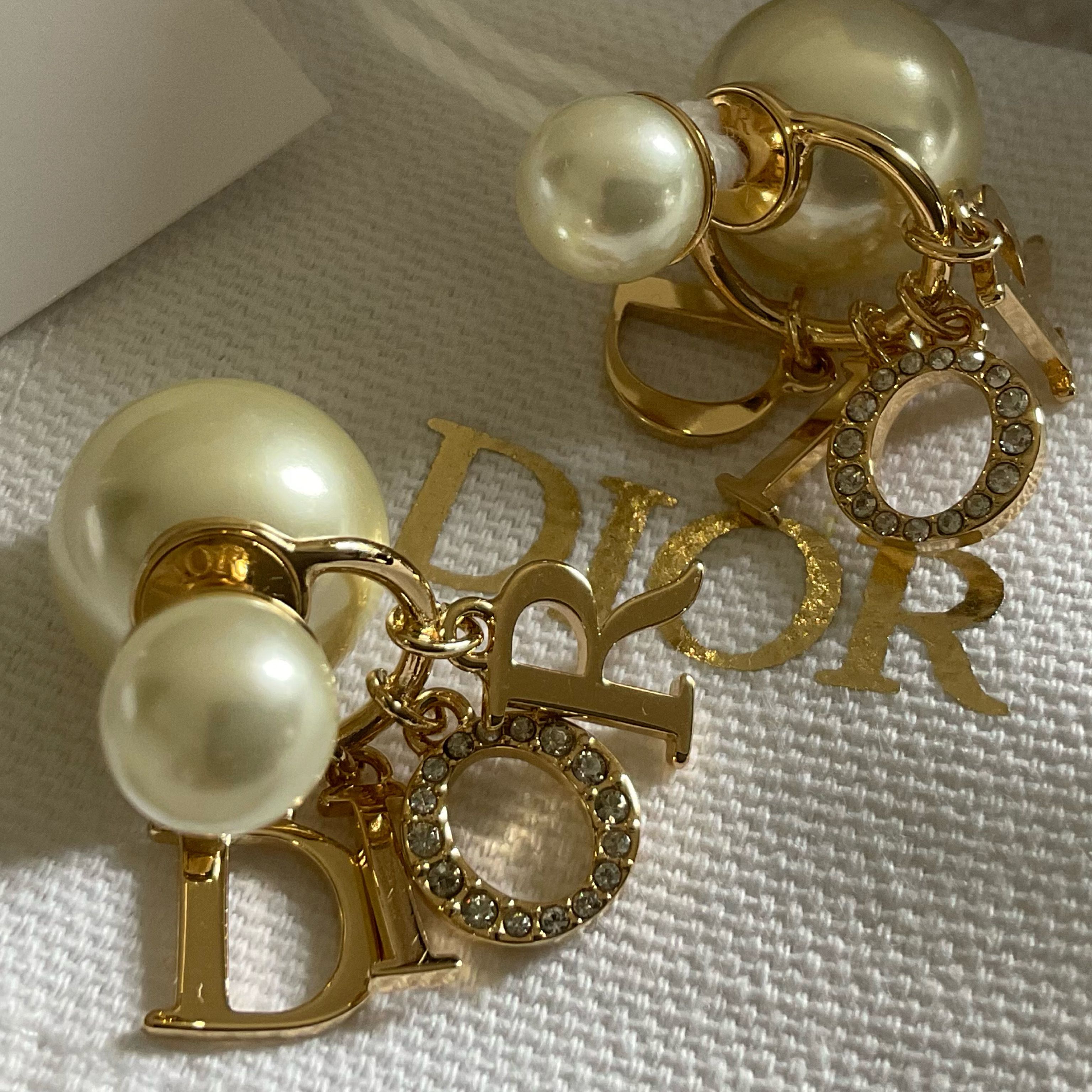 DIORロゴが揺れる ディオールトライバールピアスパールゴールド (Dior