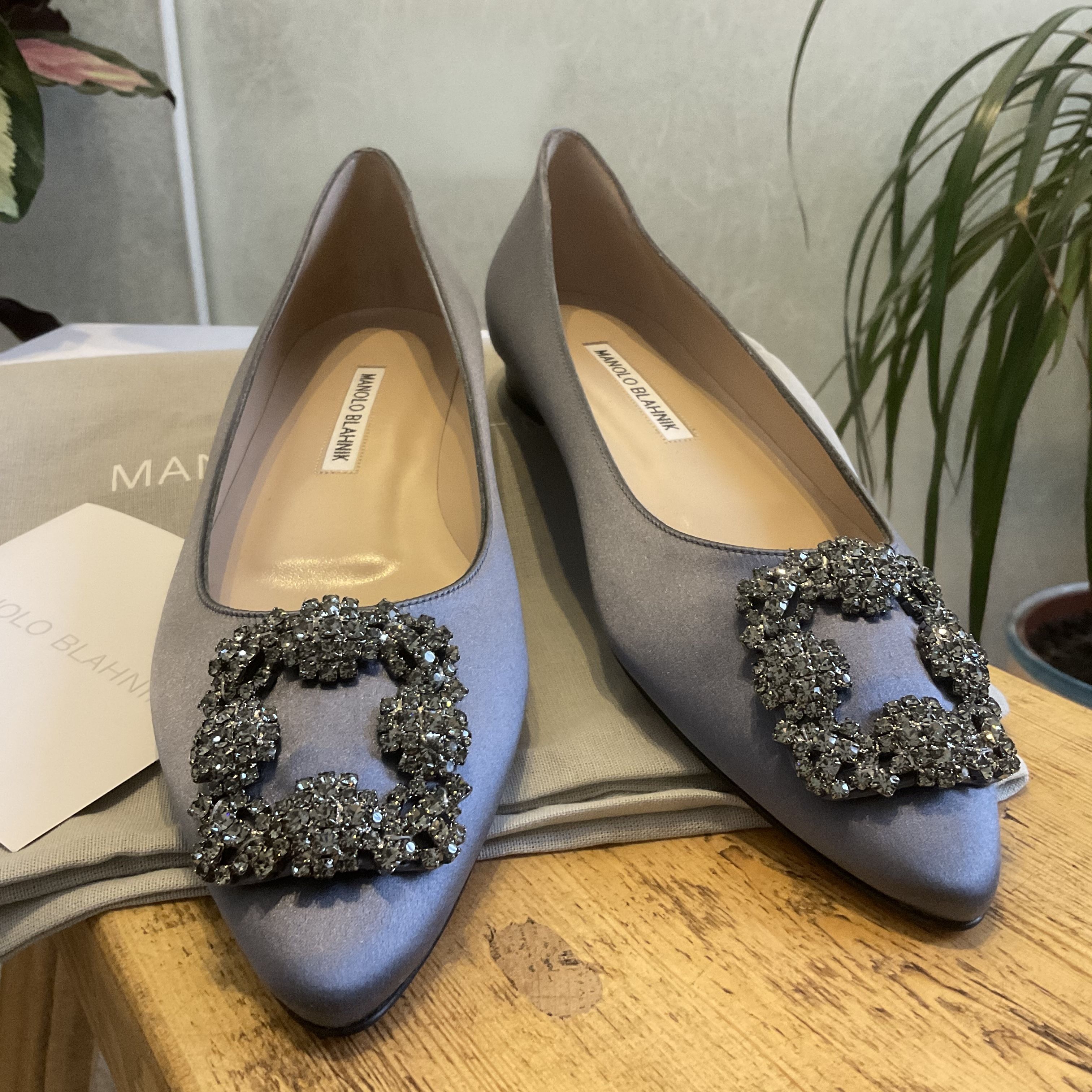 MANOLOBLAHNIK マノロブラニク 10MM HANGISI SILK SATIN FLATS (Manolo