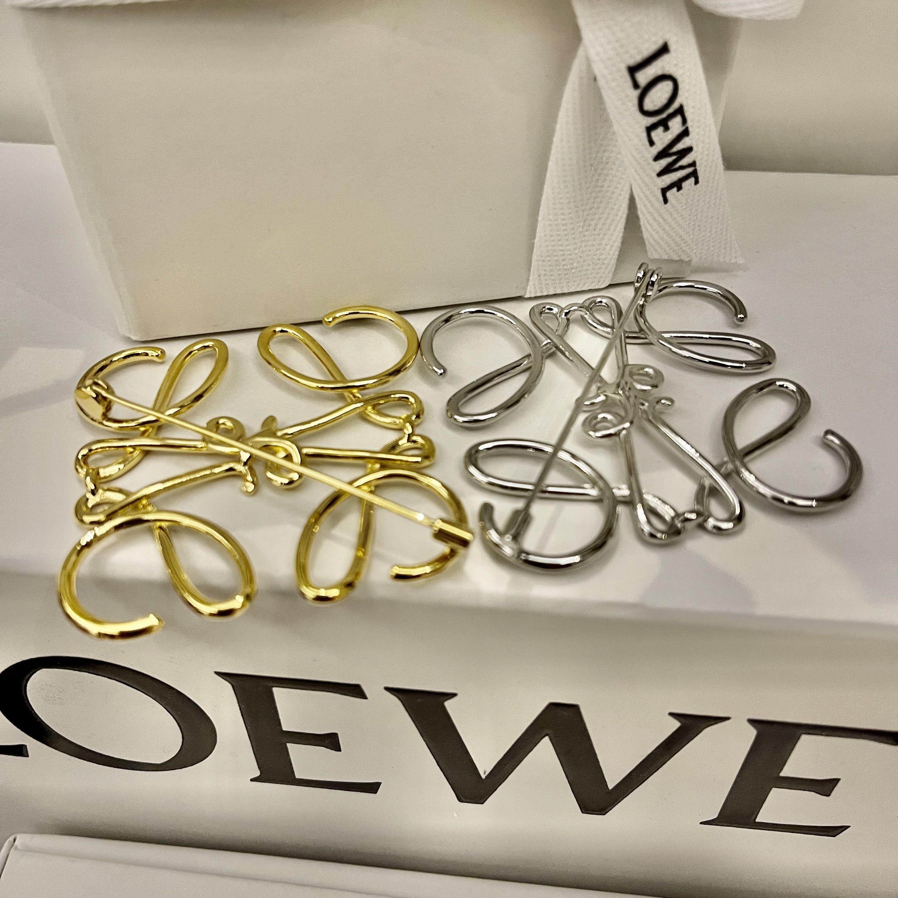 ロエベ】アナグラム ブローチ（メタル） (LOEWE/ブローチ・コサージュ