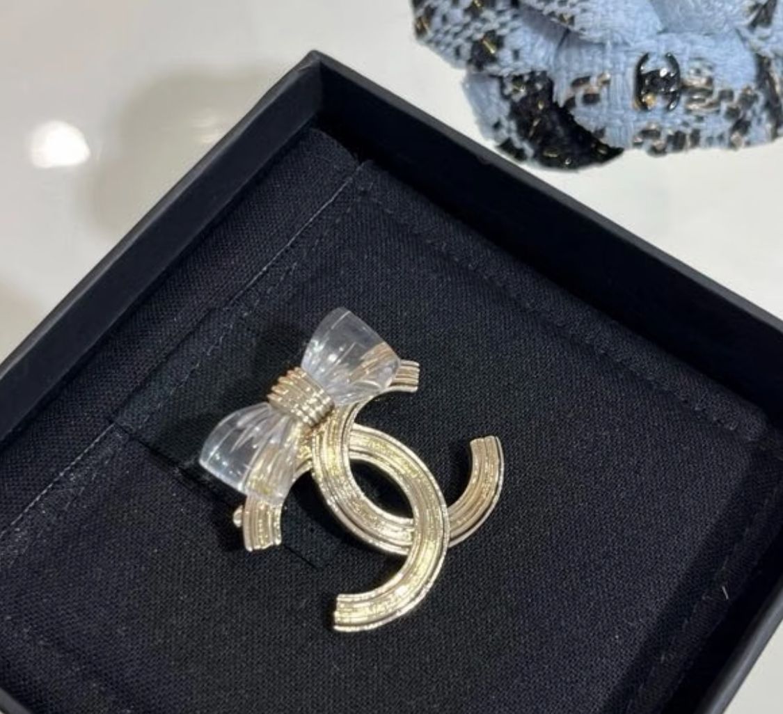 新作CHANEL☆入手困難シャネルブローチ ゴールド リボン 直営 (CHANEL