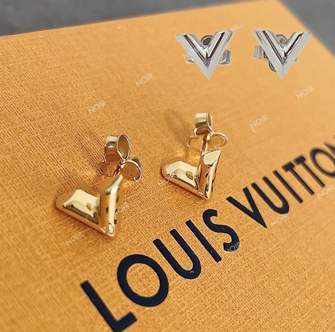 国内即発LouisVuittonスタッズ イヤリング・エセンシャルVメンズ