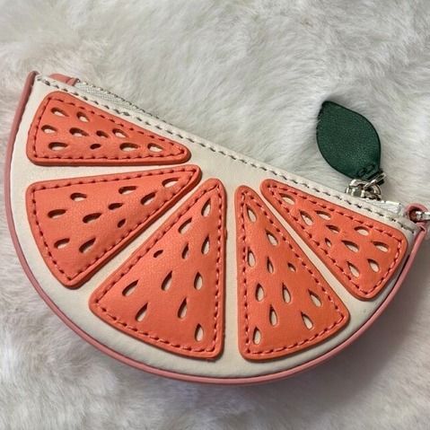 セールkate spadeグレープフルーツ型コインケースバッグチャーム (kate