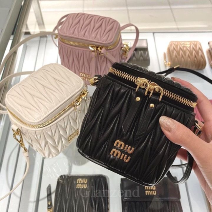 大人気♡【MiuMiu】マテラッセレザー マイクロバッグ (MiuMiu