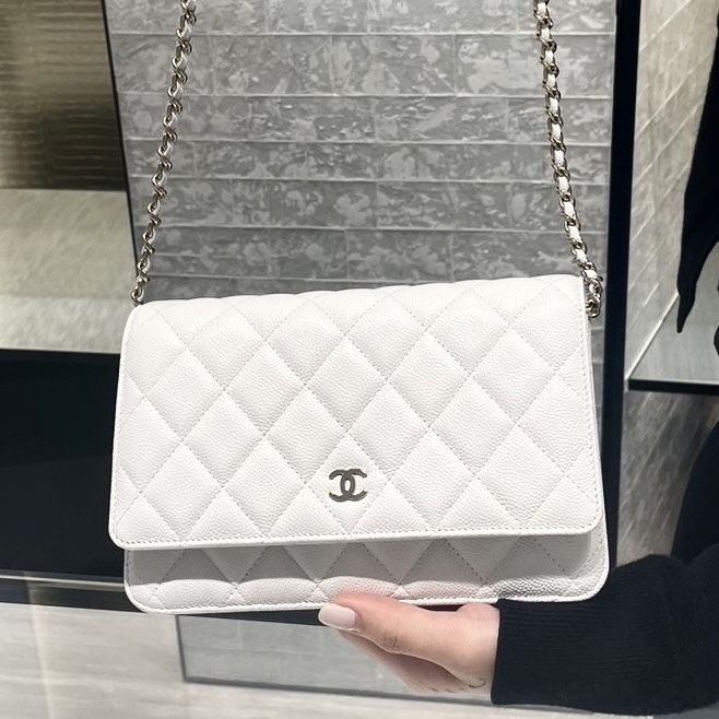 上品なホワイト♡【CHANEL】クラシック チェーンウォレット (CHANEL
