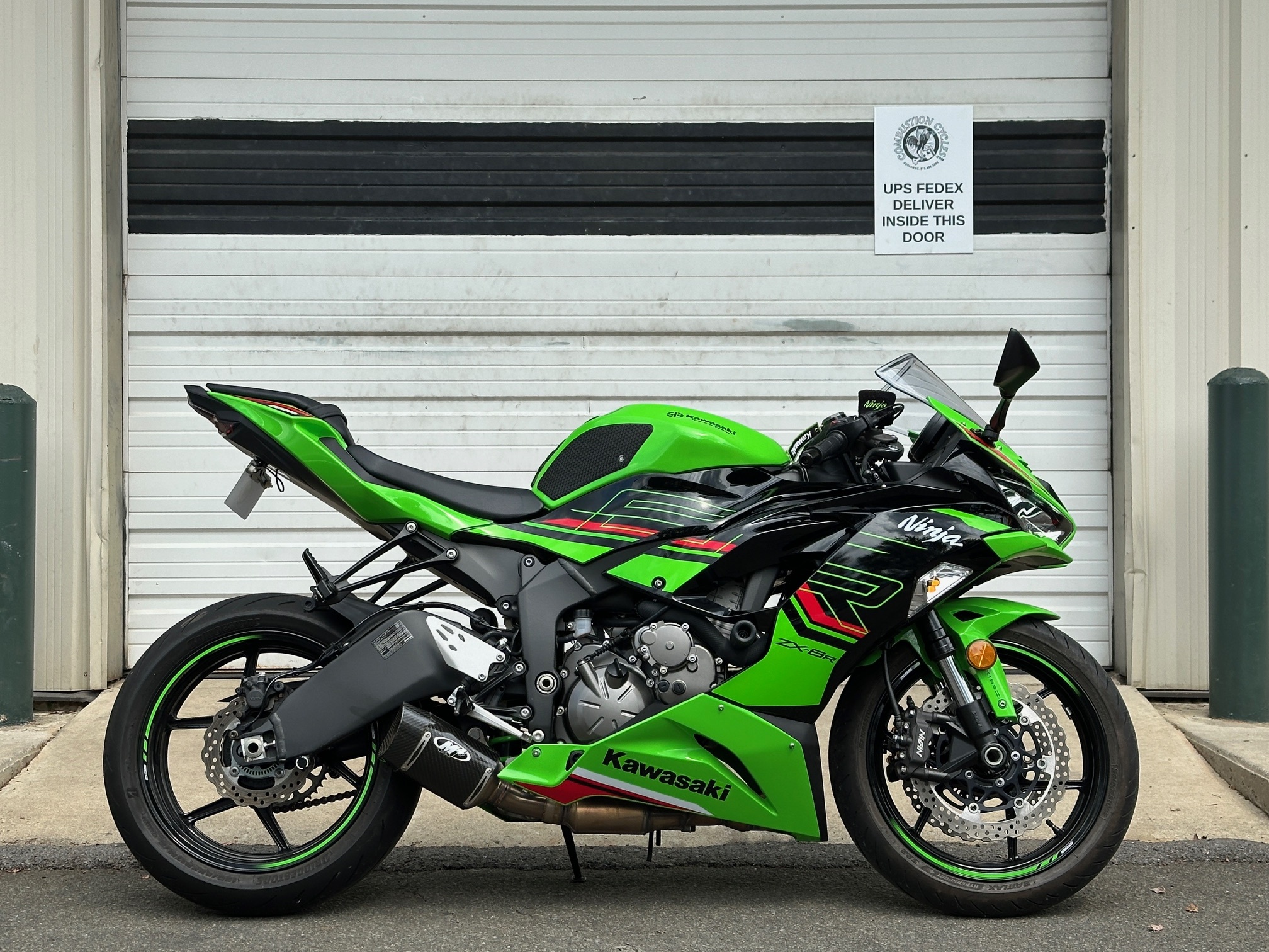 New 2024 Kawasaki Ninja® Zx -6R Pearl Robotic White/metallic Graph