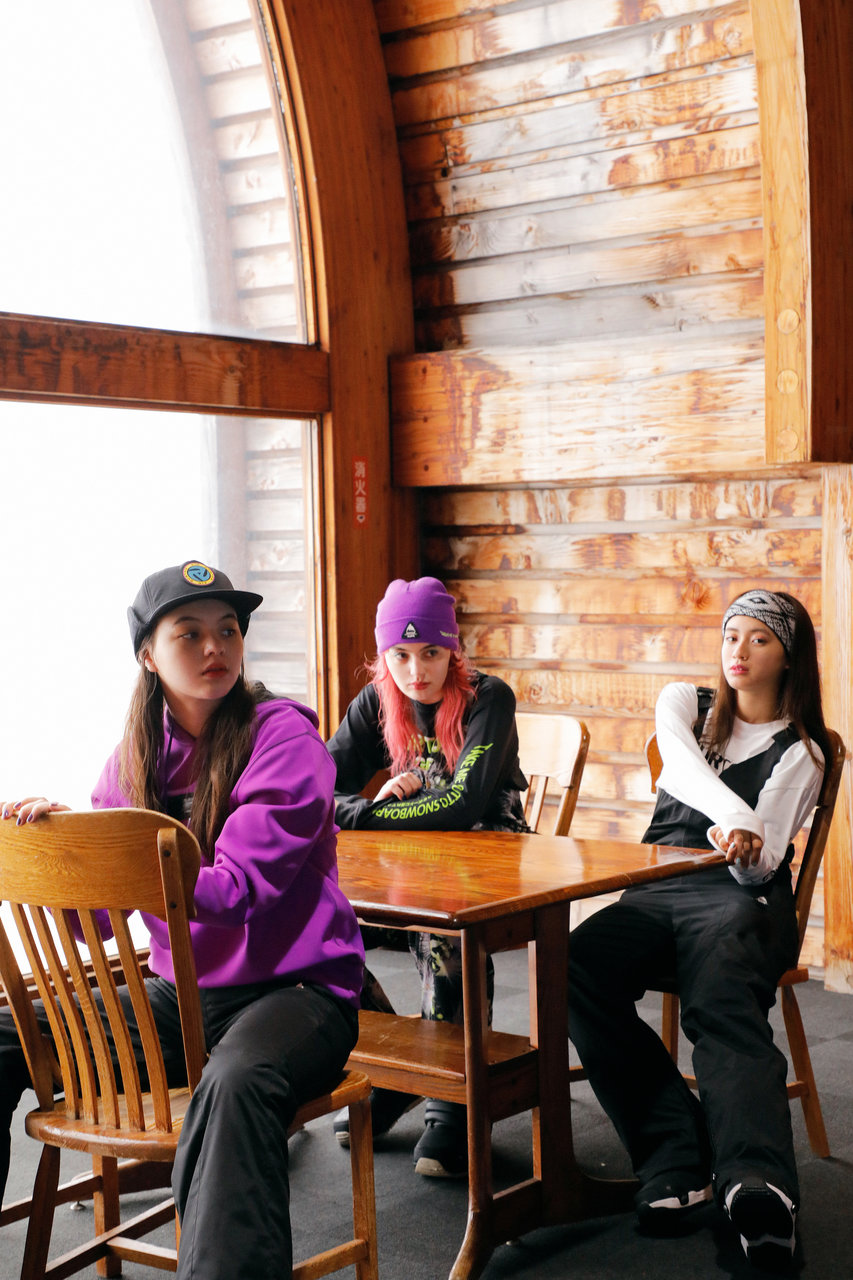 X-girl × BURTONのスノーボードウェアがおしゃれ♡タウンユースでも