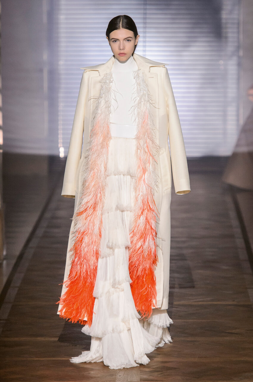 ジバンシィの歴史を1,200点以上の写真でたどる初の総合的なモノグラフ