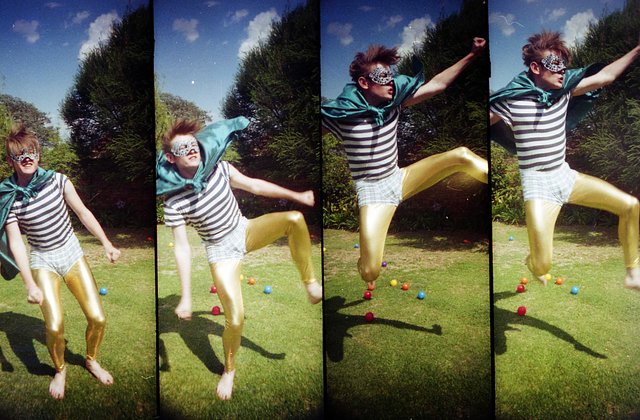 4連写カメラ Supersamplerの美学 · Lomography