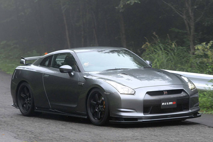 日産がGT-RとフェアレディZの年賀状を発売｜歴代のシリーズに思いを