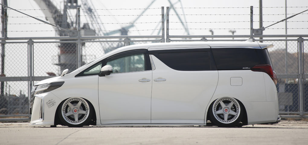 高性能エアサスで30系アルファード／ヴェルファイアを思い通りの車高