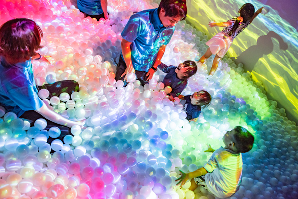 ZABOOM / 光と音のデジタルボールプール | リトルプラネット