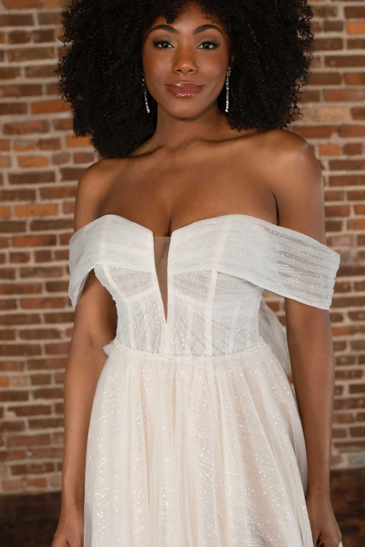 Luxurious Tulle A-Line Wedding Dress with Sexy Leg Slit