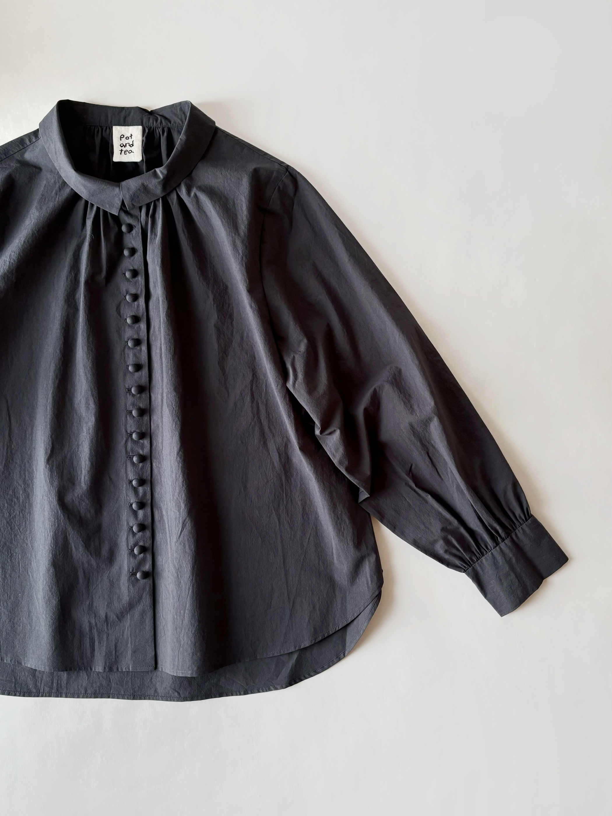 pot and tea | 新品番：釦たくさん襟付きブラウス・濃グレー