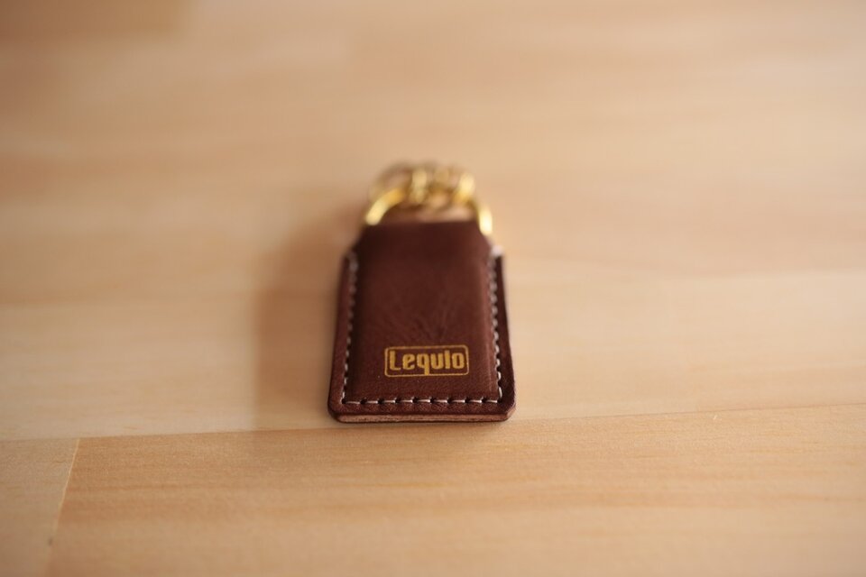 真鍮金具とヌメ革のキーホルダー | iichi 日々の暮らしを心地よくする