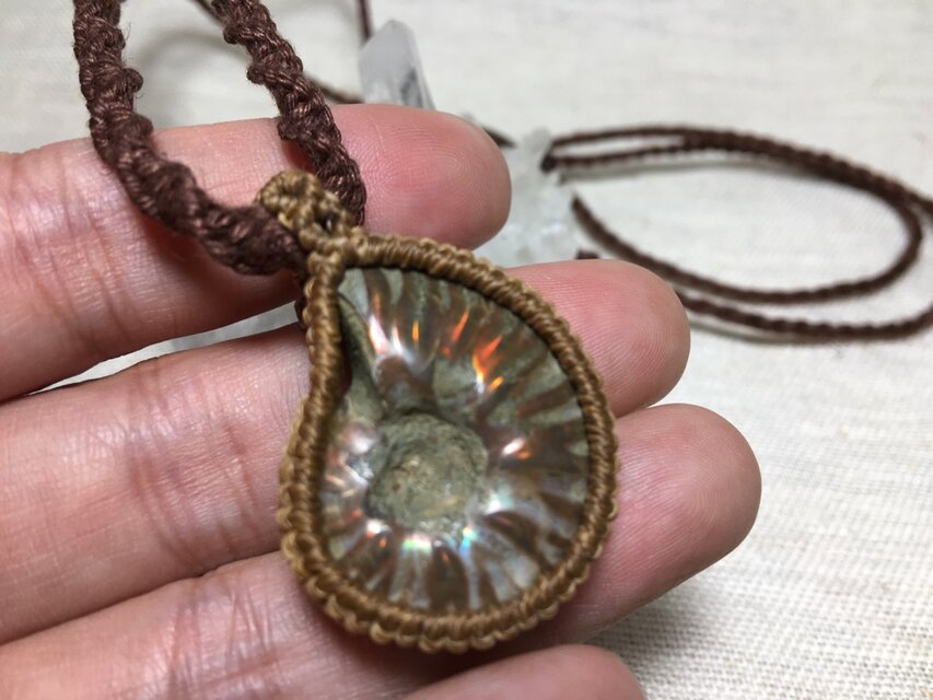 ギラギラ游色！アンモナイト化石・マクラメヘンプネックレス | iichi