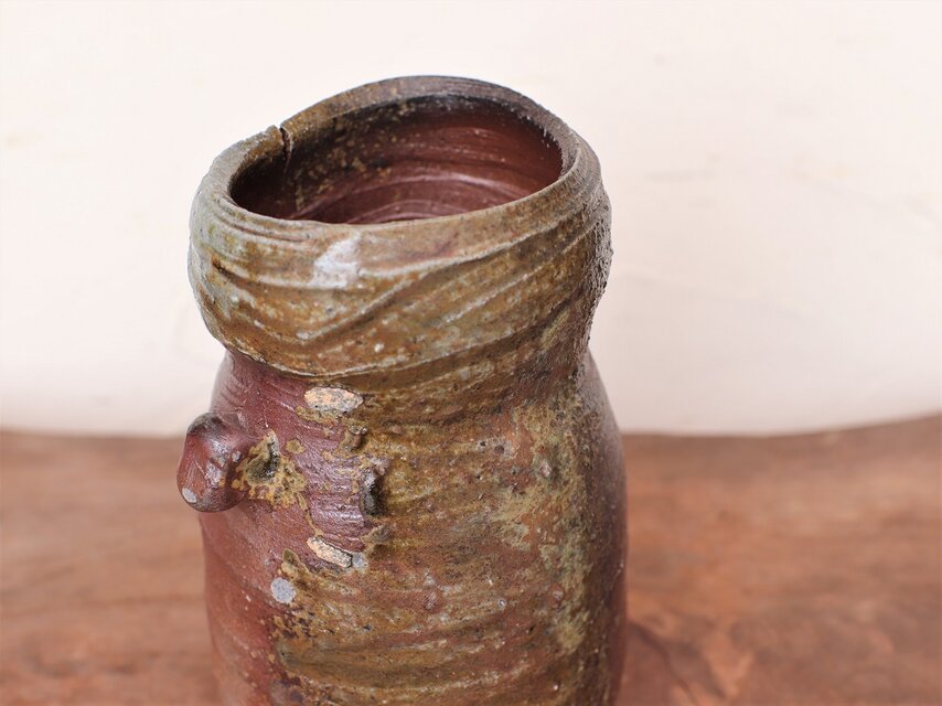 備前焼 耳付き花入れ h1-016 | iichi 日々の暮らしを心地よくする