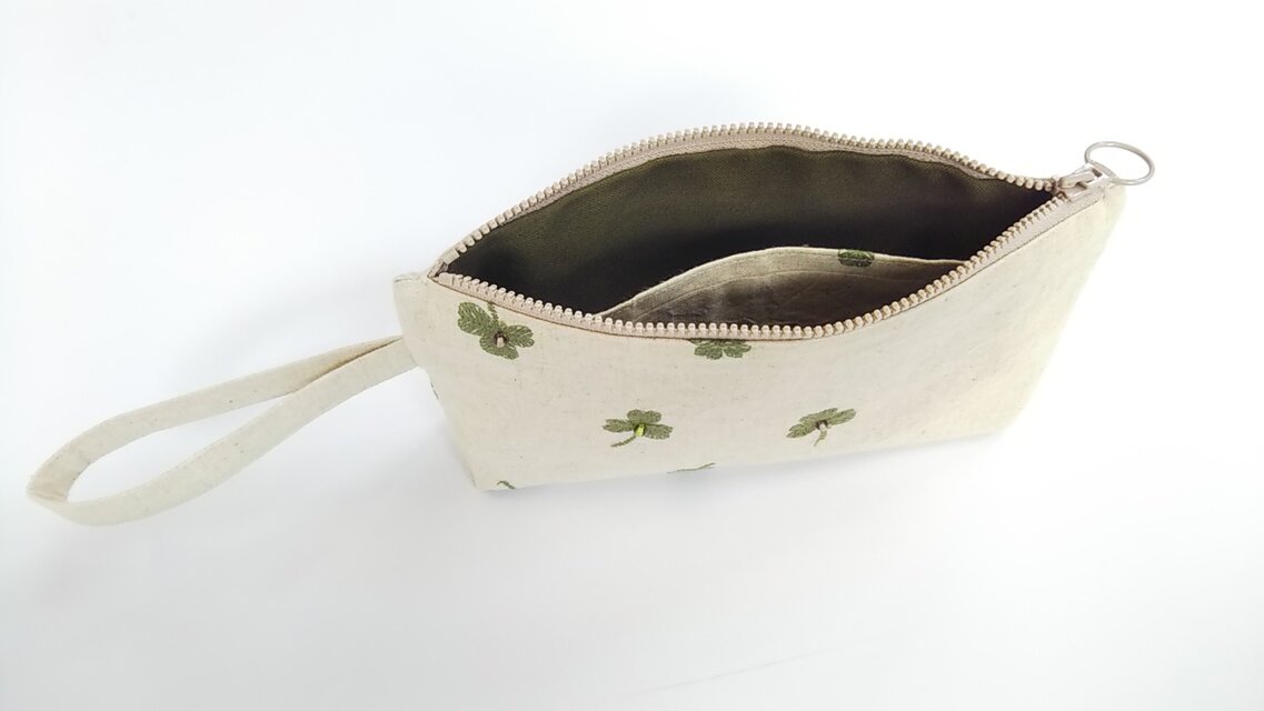 ポーチ クローバー刺繍 グリーン | iichi 日々の暮らしを心地よくする