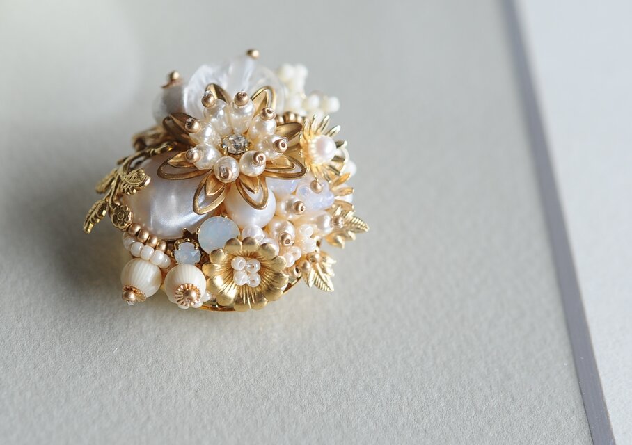 アンティークカポションのブローチ スワロフスキークリスタル | iichi