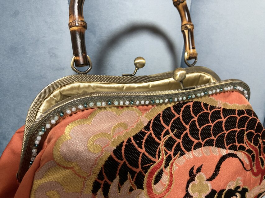 ☆バンブーがま口バッグ 焼きバンブー持ち手 朱のドラゴン☆ | iichi