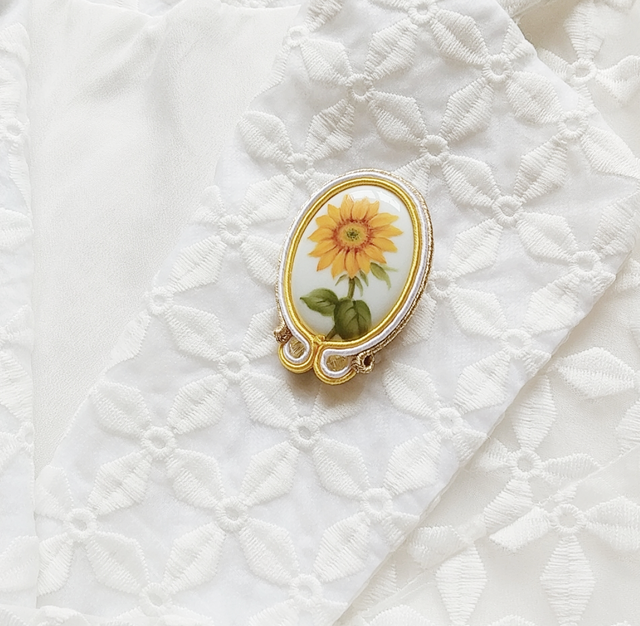 ひまわりのブローチ | iichi 日々の暮らしを心地よくするハンドメイド