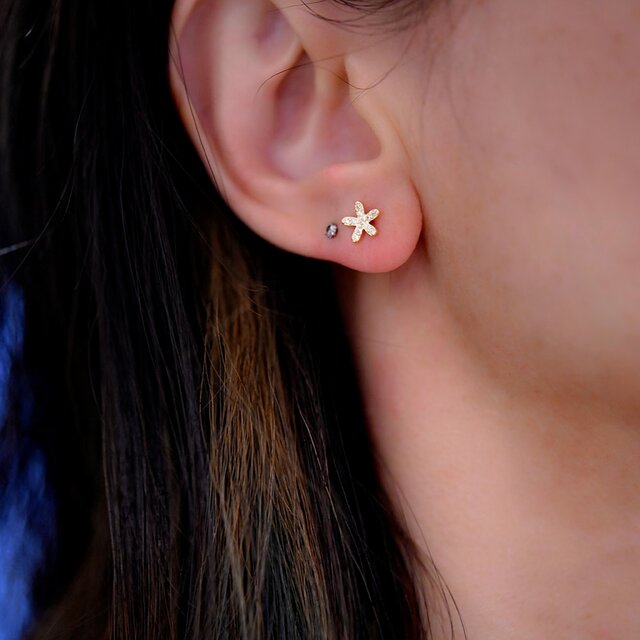 ゴールド花形スタッドイヤリング ゴールド花形スタッドイヤリング