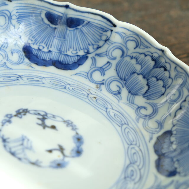 ジャンク品】線描きで素敵◇花唐草と蝶々。伊万里 染付膾皿 antiques