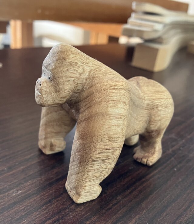 木製彫刻ゴリラ | iichi 日々の暮らしを心地よくするハンドメイドや